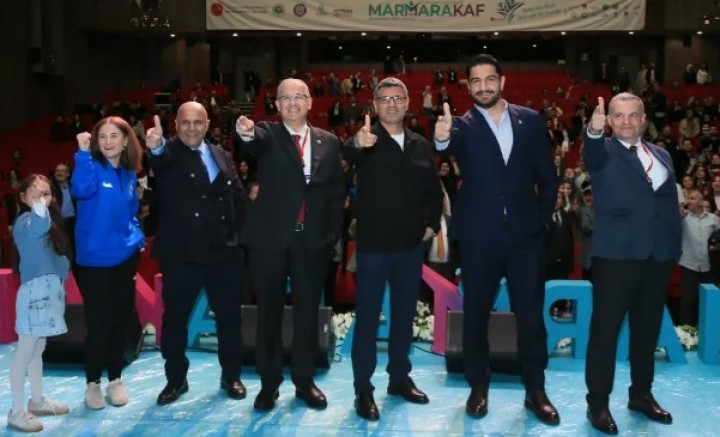 Sporun Şampiyonlarından Marmara KAF panelinde Dikeç'in sembol pozu