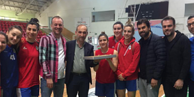 Basketçi Kızlara Baklavalar Ufuk Turan'dan ikram