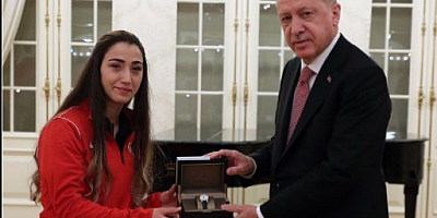 Erdoğan'ın Milli Halterci Berfin'e Saat armağanı
