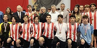 Futsalda Muallim Naci AL İzmit Şampiyonu oldu