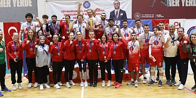 Gölcük İşitme Engelliler Kadın-Erkek Voleybolcuları Türkiye şampiyonu