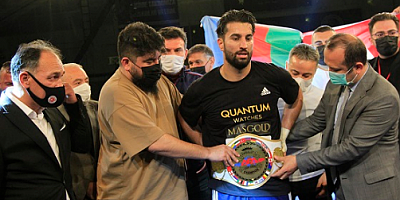 Kickboks Dünya Şampiyonu Sinan Ulutürk İranlı Mostafa'yı nakavt etti