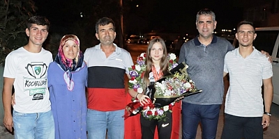 Şampiyon Halterci Ceren'e Kandıralı Turan'dan kutlama