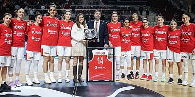 Türk Kadın basketbolunun efsanesi Şaziye İvegin Üner'e Vefa Plaketi