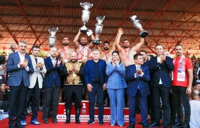 Orhan Okullu Finalde Feyzullah Aktürk'ü yenerek Kırkpınar Bşpahlivanı