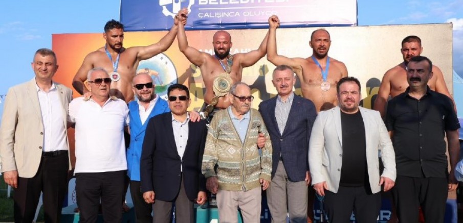 Orhan Okullu Finalde Mustafa Taş'ı yenerek 17. Sekapark Altın Kemer Yağlı Güreşleri başpehlivanı