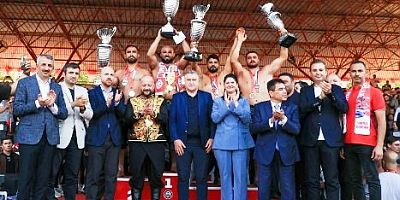 Orhan Okullu Finalde Feyzullah Aktürk'ü yenerek Kırkpınar Bşpahlivanı